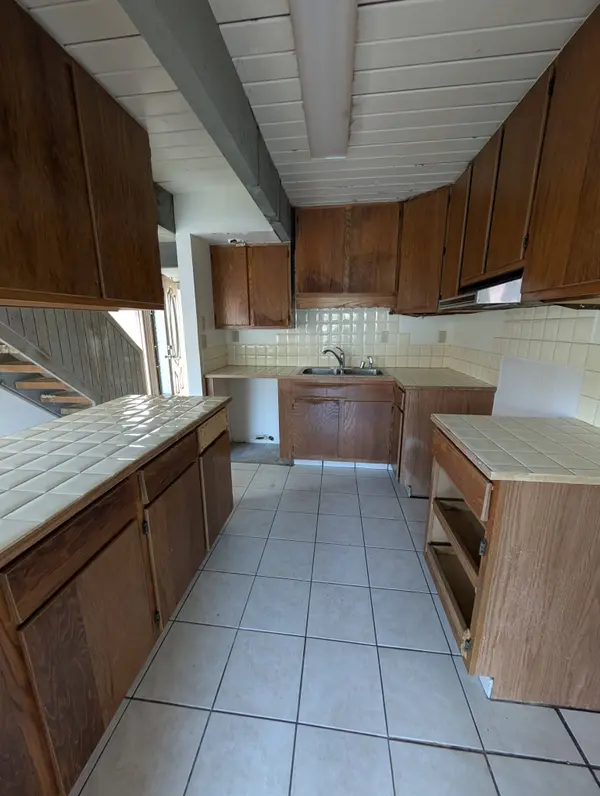 Hilo, HI 96720,914 KUMUKOA ST #B301