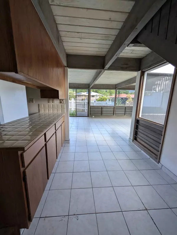 Hilo, HI 96720,914 KUMUKOA ST #B301