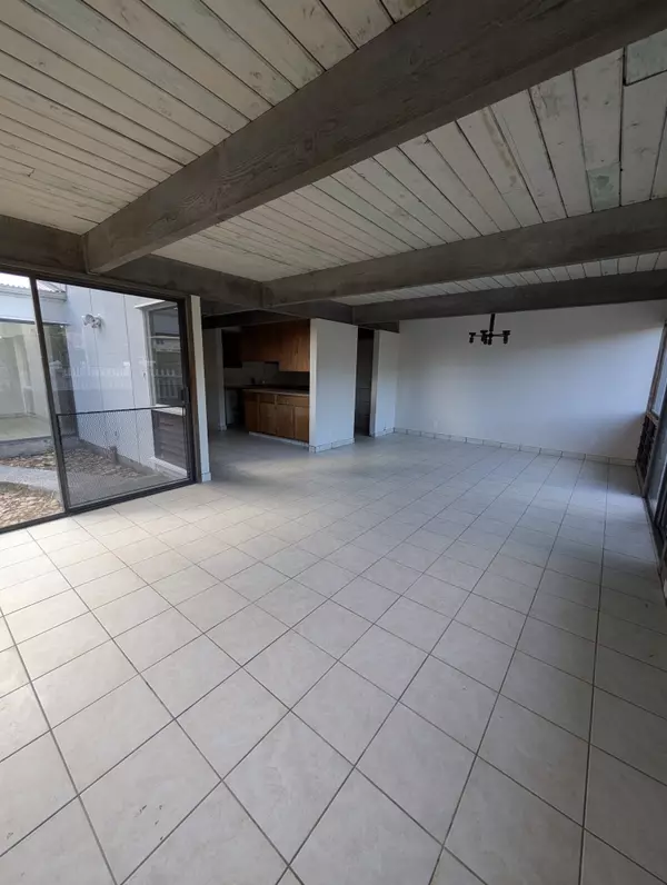 Hilo, HI 96720,914 KUMUKOA ST #B301