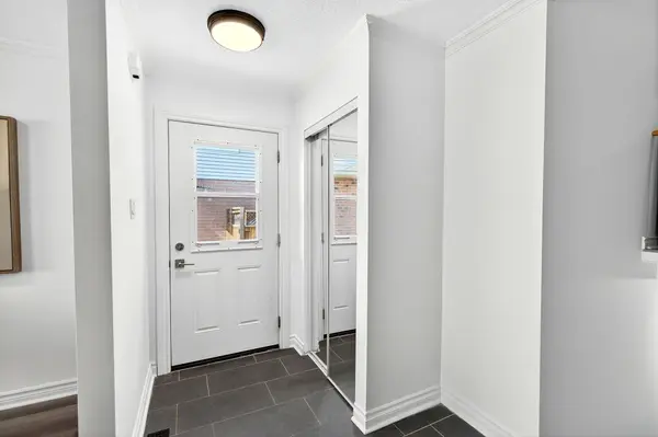 Burlington, ON L7P 3W3,2221 MANCHESTER DR