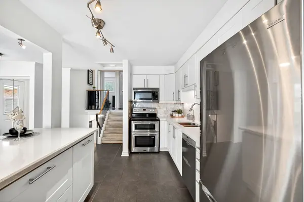 Burlington, ON L7P 3W3,2221 MANCHESTER DR