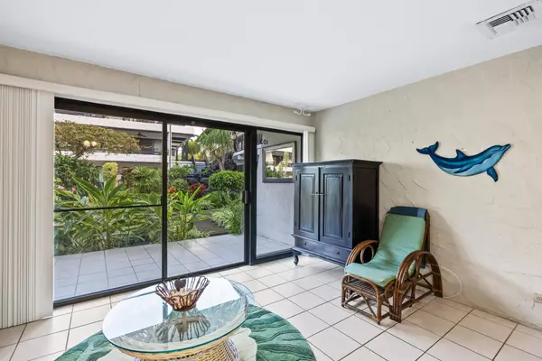 Kailua-kona, HI 96740,75-6082 ALII DR #A103