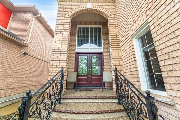 Brampton, ON L6Y 4Y6,6 Chadwick ST