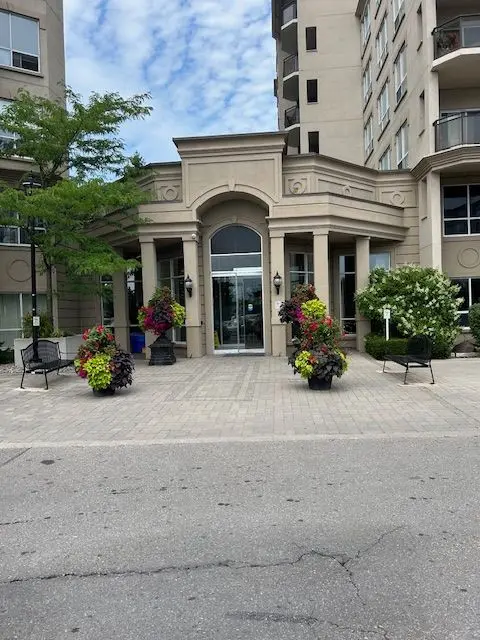 2 Maison Parc CT #403, Vaughan, ON L4J 9K4