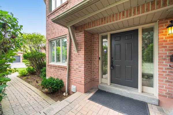 Mississauga, ON L5M 5R3,5480 Glen Erin DR #92