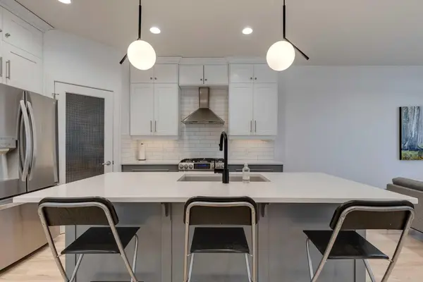 Calgary, AB T2M 1S2,234 23 AVE NW