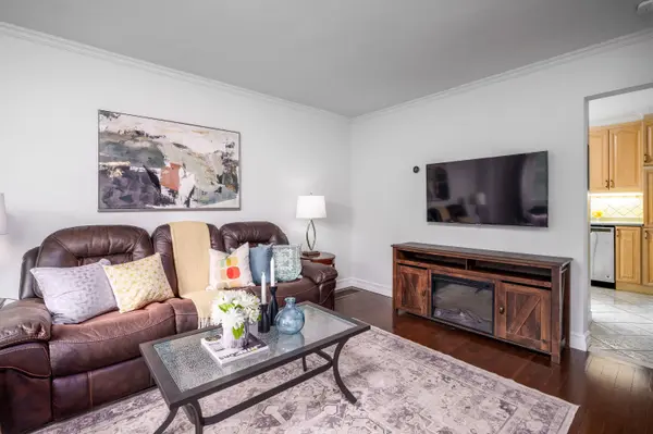 Newmarket, ON L3Y 3B8,746 Elgin ST