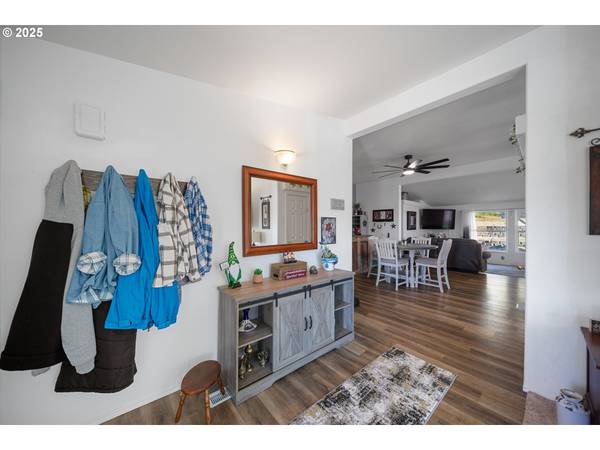 1312 W 14TH ST, Coquille, OR 97423