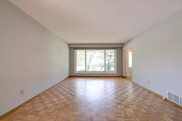 Mississauga, ON L5K 1K2,2202 Thorn Lodge DR