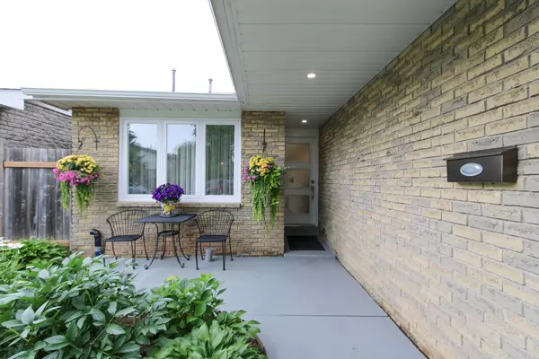 Burlington, ON L7M 1Y3,2495 Snowhill CT