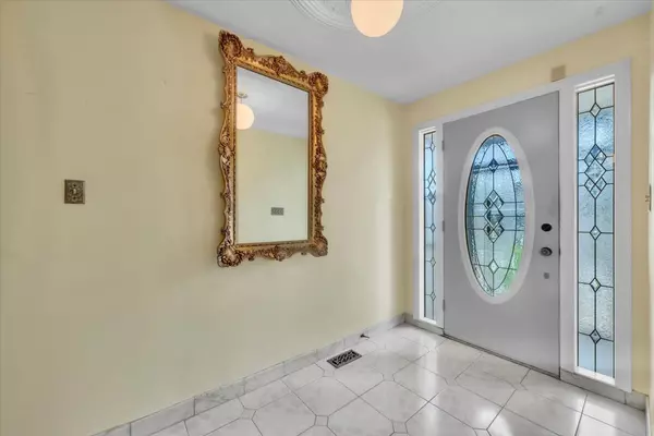 Toronto W03, ON M6E 4M1,562 Harvie AVE