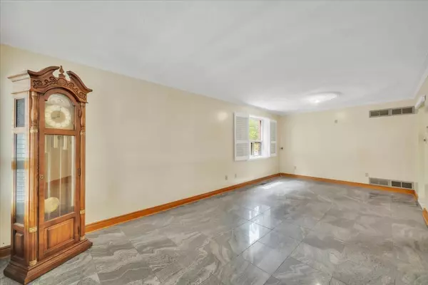 Toronto W03, ON M6E 4M1,562 Harvie AVE