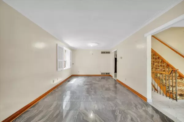 Toronto W03, ON M6E 4M1,562 Harvie AVE