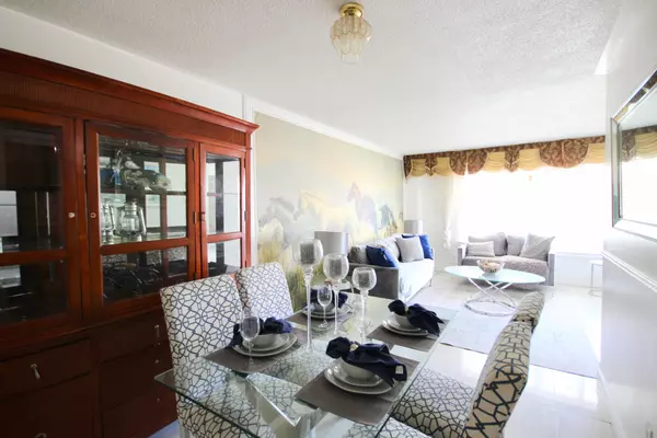 Toronto W10, ON M9V 3W7,19 Lynmont RD