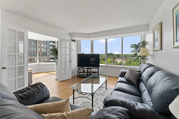 Markham, ON L3R 8H4,25 Austin DR #524