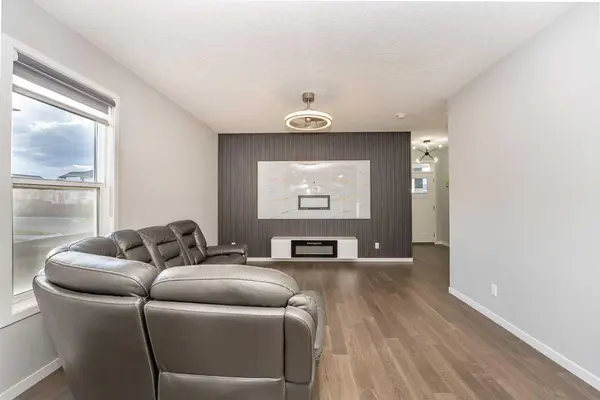 Chestermere, AB T1X 2N4,956 West Lakeview DR