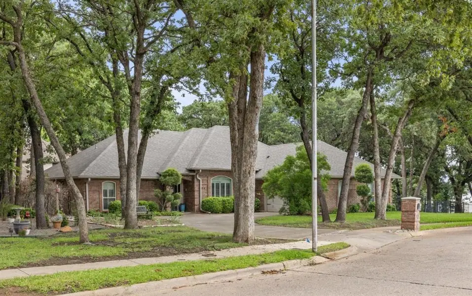 417 Schooner Drive, Azle, TX 76020