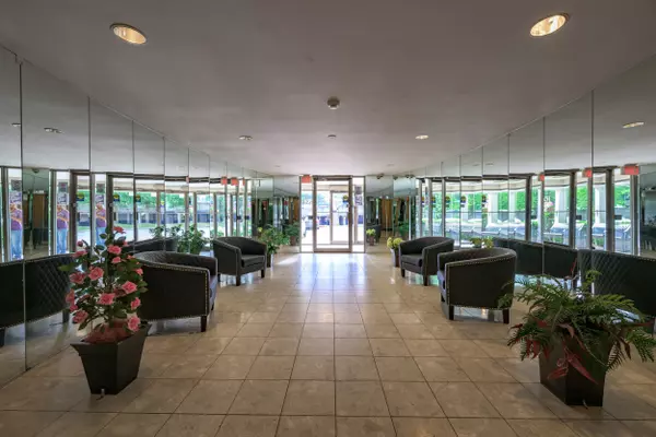 London North, ON N6H 4Z1,570 PROUDFOOT LN #910