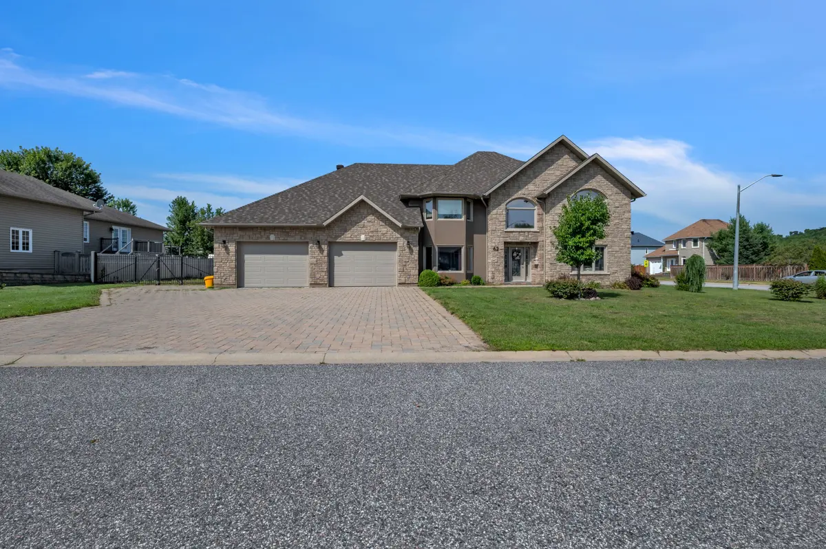 North Bay, ON P1B 0B1,62 DELLANDREA DR