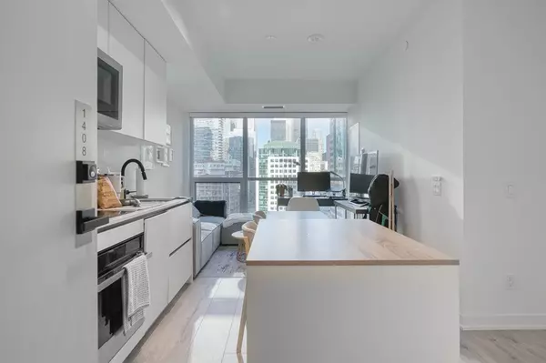 Toronto C01, ON M5V 0W7,327 King ST W #1408