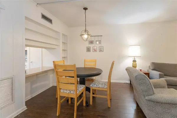 Vero Beach, FL 32960,677 Royal Palm Blvd #8