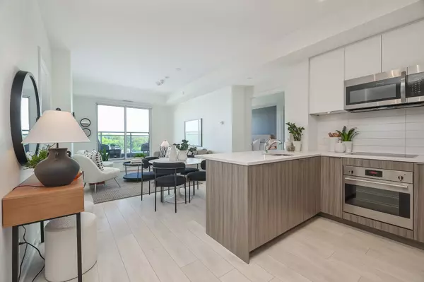 Toronto C02, ON M4V 0A5,223 St Clair AVE W #704