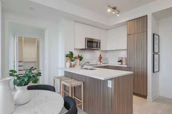 Toronto C02, ON M4V 0A5,223 St Clair AVE W #704