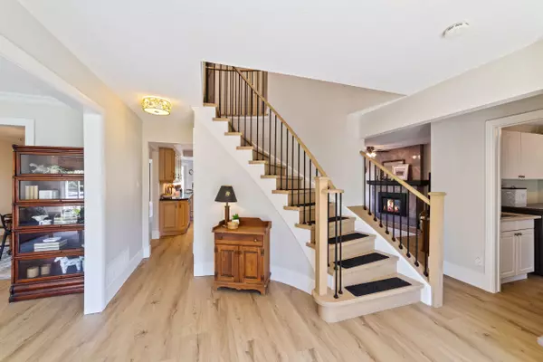 Burlington, ON L7M 2Y7,2131 Upland DR