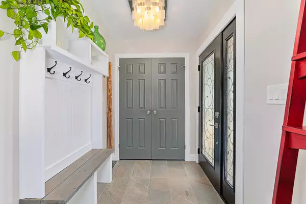 Collingwood, ON L9Y 2Y7,434 Oak ST