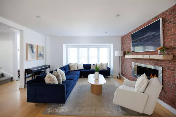 Toronto W07, ON M8Y 2V4,870 Royal York RD