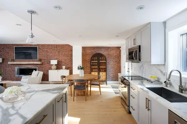 Toronto W07, ON M8Y 2V4,870 Royal York RD