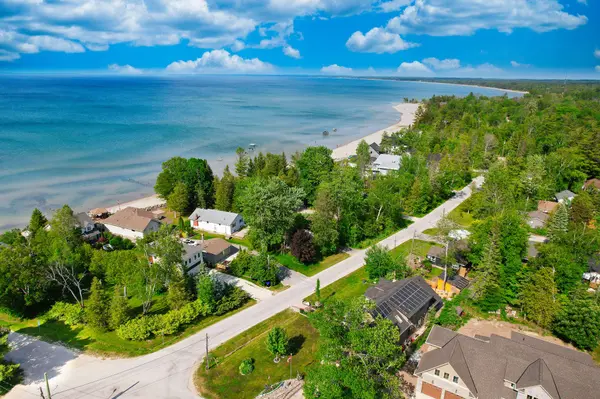 Wasaga Beach, ON L9Z 2X7,2165 Shore LN