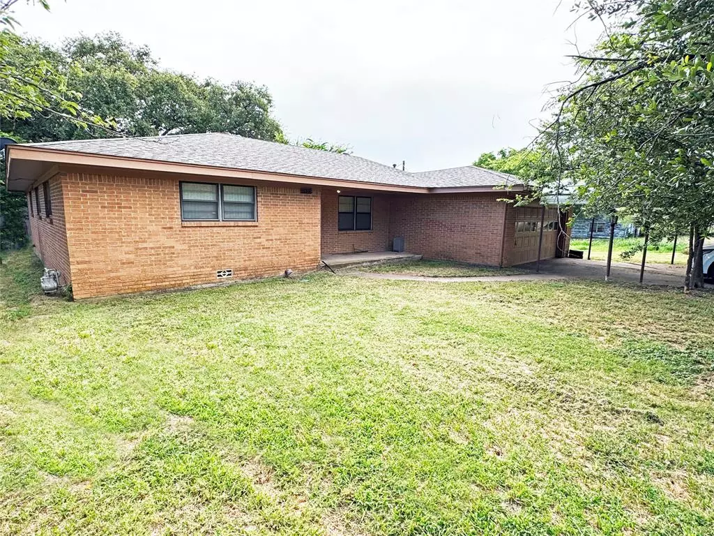 Bowie, TX 76230,1453 N Highway 81