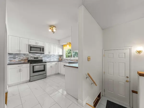 Calgary, AB T2H 0Y2,8047 Fairmount DR SE