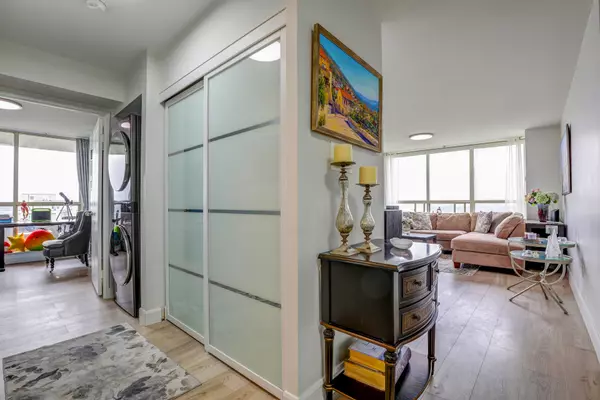 Toronto E04, ON M1K 5J5,5 Greystone Walk DR #1905