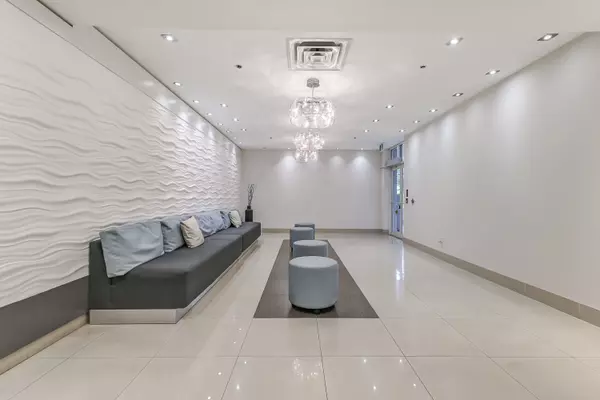 Toronto W06, ON M8W 0A2,3865 Lake Shore BLVD W #320