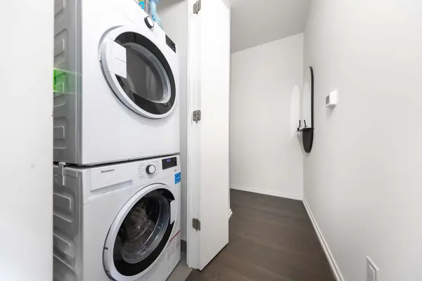 Toronto C10, ON M4S 0B1,5 Soudan AVE #1107