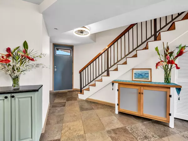 Hilo, HI 96720,2405 KALANIANAOLE AVE #PH8