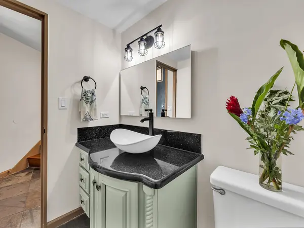 Hilo, HI 96720,2405 KALANIANAOLE AVE #PH8