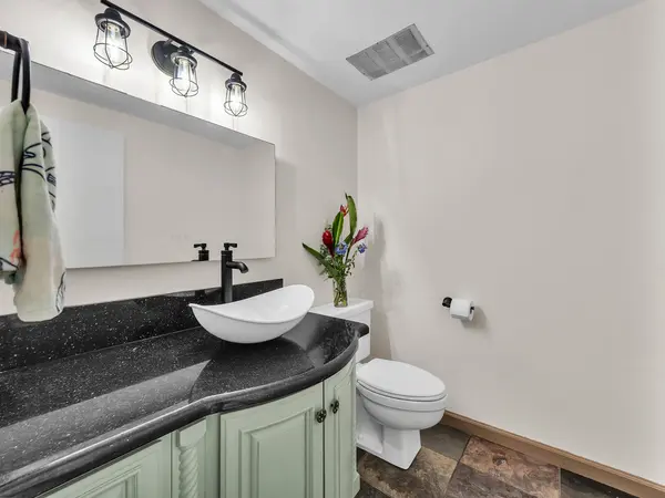 Hilo, HI 96720,2405 KALANIANAOLE AVE #PH8