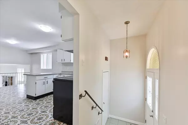 Brampton, ON L6V 3G8,44 Petunias RD