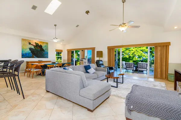 Holualoa, HI 96725,75-5792 MAMALAHOA HIGHWAY