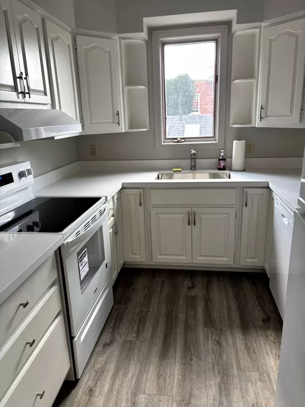 Collingwood, ON L9Y 2P3,215 Pine ST #4