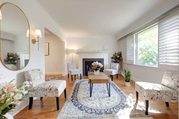 Toronto C04, ON M6A 1L1,64 Ridgevale DR