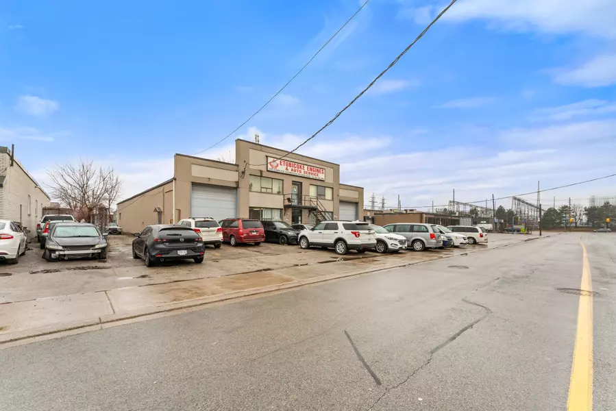 371 Olivewood RD, Toronto W08, ON M8Z 2Z8