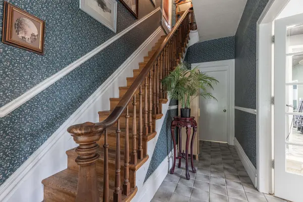 147 Geneva ST, St. Catharines, ON L2R 4N7