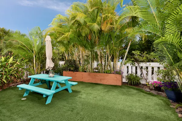 Kailua-kona, HI 96740,75-6081 ALII DR #A105