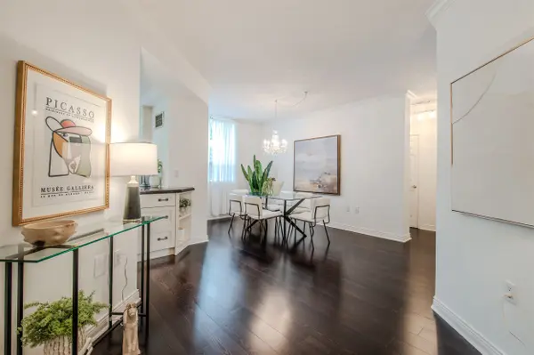 1110 Walden CIR #111, Mississauga, ON L5J 4R3