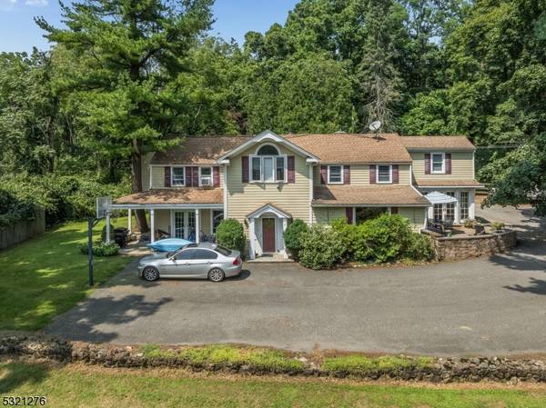 2 Dove Hollow Ln, Bethlehem Twp., NJ 08827