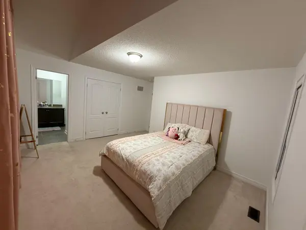 Bradford West Gwillimbury, ON L3Z 0M6,147 Mccann CRES